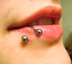 Piercing en el labio